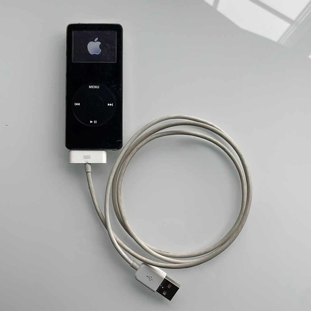 Original iPod nano. 4gb black With plug - Picture 1 of 4